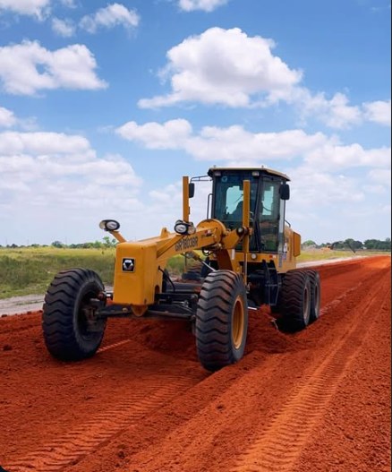 Motoniveladora em estrada de terra